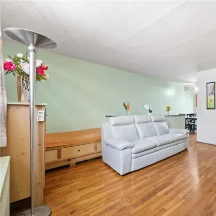 Image 2 - 218-12 68th Avenue, New York, NY 11364, USA - Apartment for sale