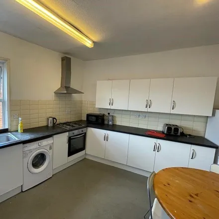 Rent this 5 bed apartment on Central Fast Food in Braunstone Gate, Leicester