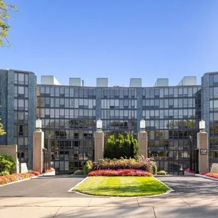 Buy this 2 bed condo on 1420 Sheridan Road in Wilmette, New Trier Township