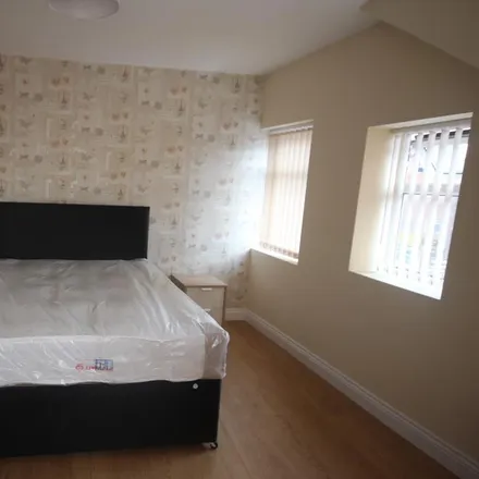 Image 4 - Hill Top Mount, Leeds, LS8 4EJ, United Kingdom - Apartment for rent