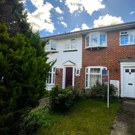 Rent this 3 bed duplex on 9 Mount Hermon Close in Horsell, GU22 7TU