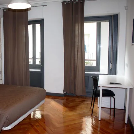 Rent this 14 bed room on Multiópticas in Gran Vía, 15