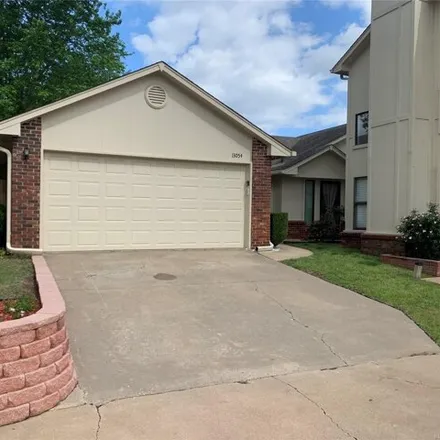Rent this 2 bed townhouse on East 28th Place in Tulsa, OK 74134