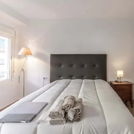 Rent this 4 bed room on Joyería Albors in Carrer del Poeta Mas i Ros, 46022 Valencia