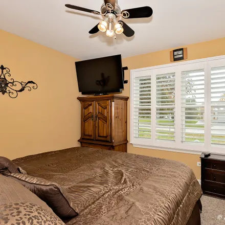 Image 3 - 2102 Spring Creek Lane, McHenry, IL 60050, USA - House for sale
