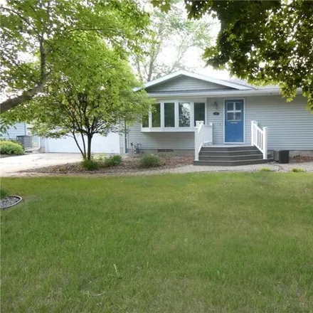 Image 1 - 2012 Great Bend Boulevard, Windom, MN 56101, USA - House for sale