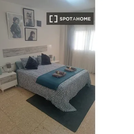 Rent this 4 bed room on Carrer de Manuel Arnau in 9, 46017 Valencia