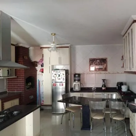 Buy this 2 bed house on Rua Noel Rosa in Paraventi, Guarulhos - SP