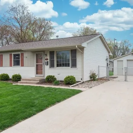 Buy this 3 bed house on 2260 West 34th Street in Davenport, IA 52806