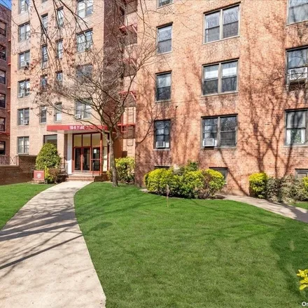 Buy this 1 bed condo on 150-10 71st Avenue in New York, NY 11367