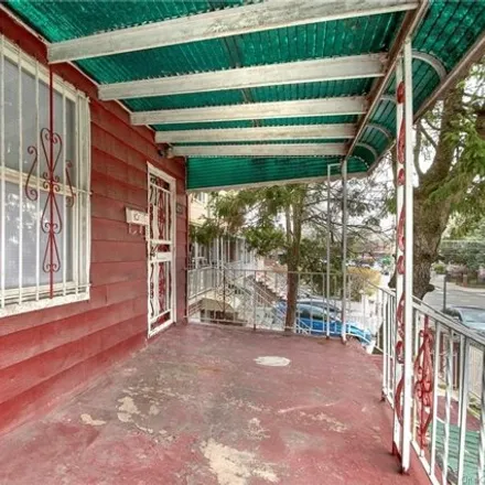 Image 2 - 1051 East 214th Street, New York, NY 10469, USA - House for sale