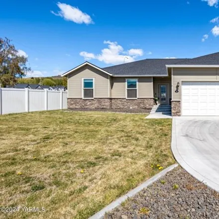 Buy this 4 bed house on 9156 Summitview Avenue in Yakima, WA 98908