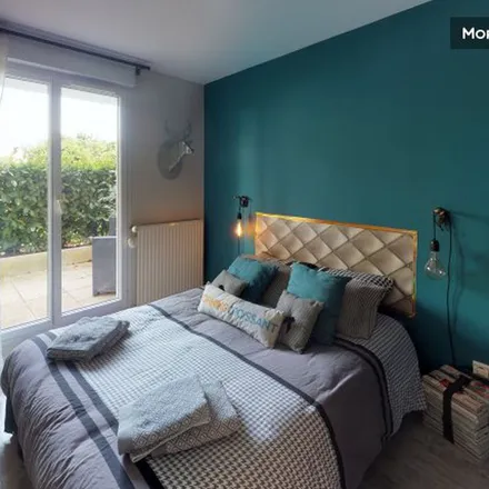Rent this 2 bed apartment on 17 Impasse Désiré in 92320 Châtillon, France