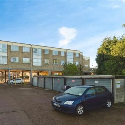 Image 2 - Crowlands Primary School, London Road, London, RM7 9EJ, United Kingdom - Apartment for sale