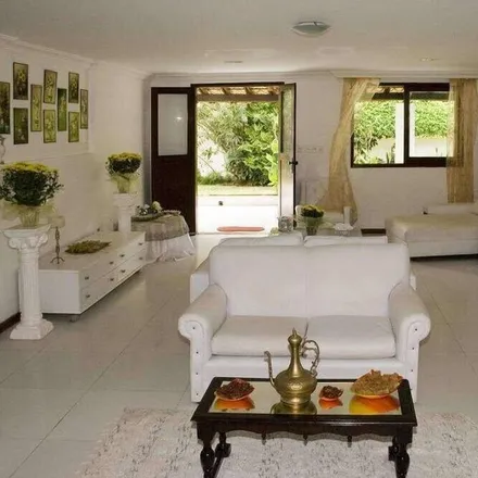 Rent this 5 bed house on Salvador
