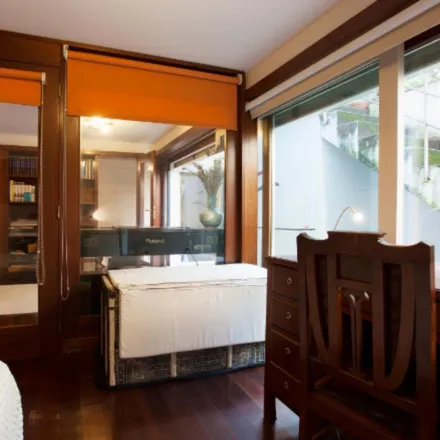 Rent this 4 bed room on Rua de Álvaro Ferreira Alves in 4100-326 Porto, Portugal