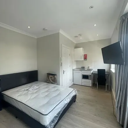Image 3 - Cantley Gardens, London, IG2 6QB, United Kingdom - Apartment for rent