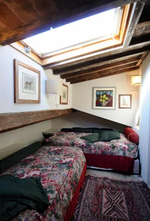 Rent this 2 bed room on Lungarno Amerigo Vespucci in 30, 50123 Florence FI