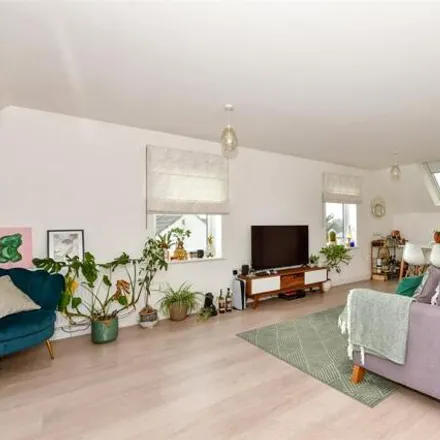 Image 8 - Neave Crescent, Faringdon Avenue, London, RM3 8SG, United Kingdom - Apartment for sale