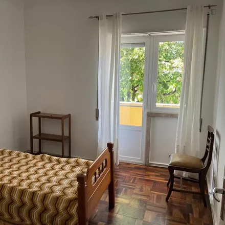 Rent this 3 bed room on Rua dos Jerónimos in 1400-210 Lisbon, Portugal