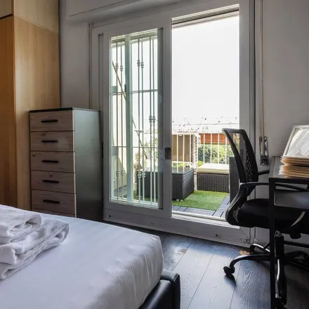 Rent this studio apartment on Piazza Insubria 7