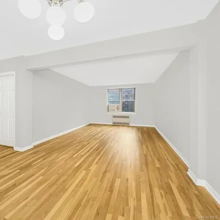 Image 3 - 3206 Fairfield Avenue, New York, NY 10463, USA - Apartment for sale