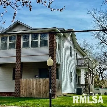 Rent this studio apartment on 902 North Sheridan Road in Peoria, IL 61606