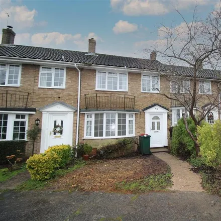 Rent this 3 bed townhouse on Lyndhurst Close in Southgate, RH11 8AR