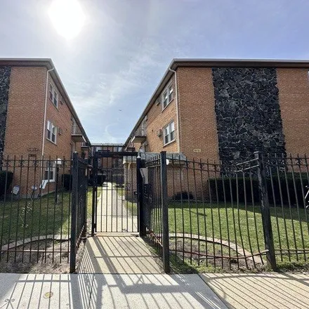 Buy this 2 bed condo on 1723-1727 West Touhy Avenue in Chicago, IL 60645