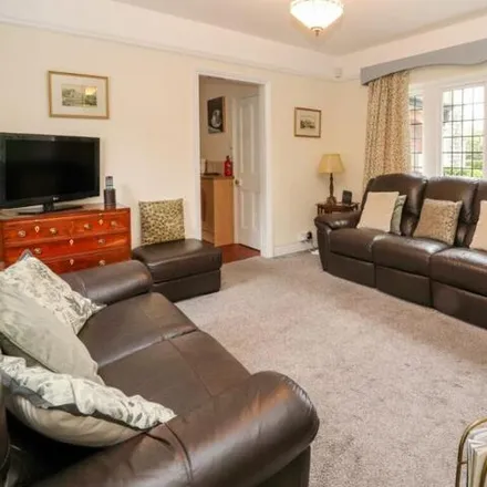 Image 4 - Seven Stars, Church Road, Thornton Hough, CH63 1JN, United Kingdom - Townhouse for rent