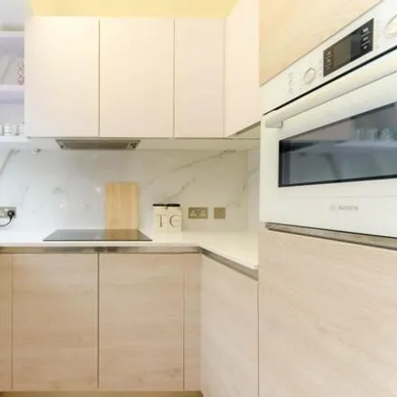 Rent this studio apartment on 10 Fetter Lane in Blackfriars, London