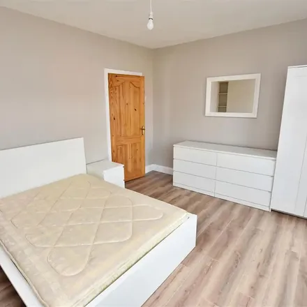 Image 4 - Coach Finish (NI) Limited, Donegall Avenue, Belfast, BT12 6LS, United Kingdom - Apartment for rent