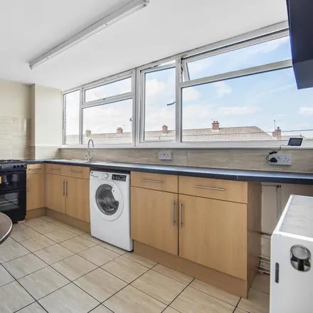 Rent this 3 bed apartment on Ruskin Avenue in Abingdon, OX14 5JR