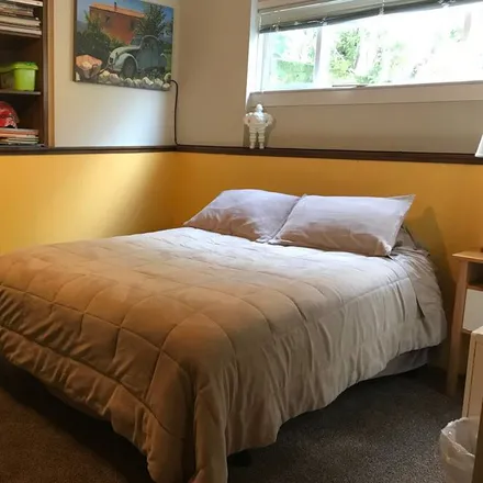 Rent this 3 bed house on Oakland