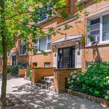 Rent this 2 bed apartment on 422 West Arlington Place in Chicago, IL 60614