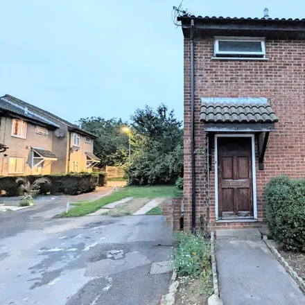 Rent this 3 bed house on Redhouse Close in High Wycombe, HP11 1TT