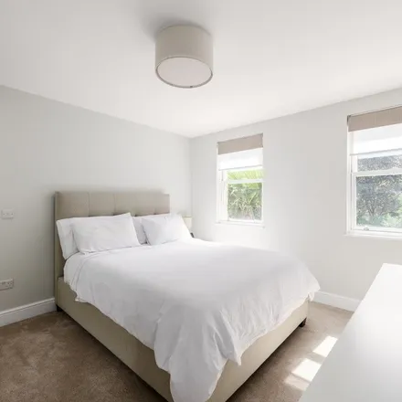 Rent this 5 bed apartment on Plumbridge Street in London, SE10 8DF
