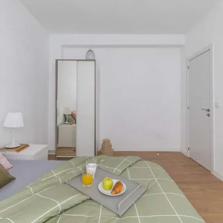 Rent this 4 bed apartment on Madrid in Boutique de Prensa, Calle de Bravo Murillo
