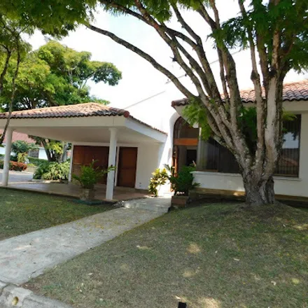 Rent this 3 bed house on Carrera 125 in Comuna 22, 720001 Cali