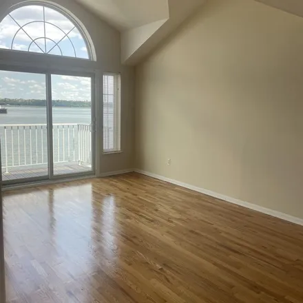 Rent this 3 bed townhouse on 43 Waterview Court in New York, NY 10305