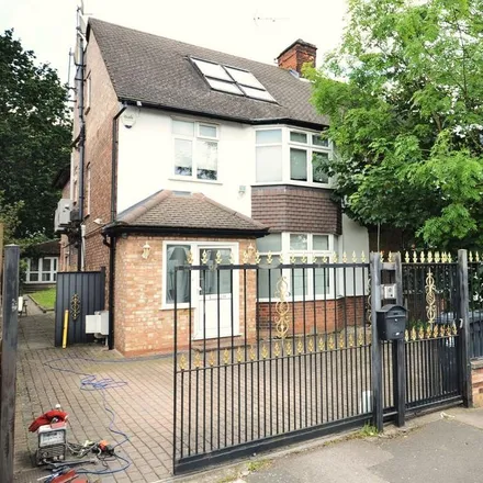Rent this 6 bed duplex on Creswick Road in London, W3 9JP