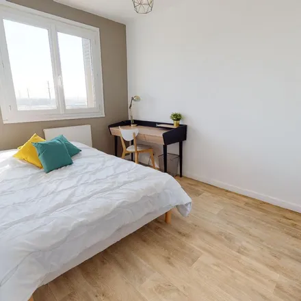Rent this 3 bed apartment on 22 Avenue Jules Guesde in 69200 Vénissieux, France