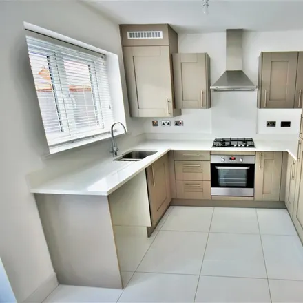 Image 3 - Llys y Groes, Wrexham, LL13 7AG, United Kingdom - Townhouse for rent