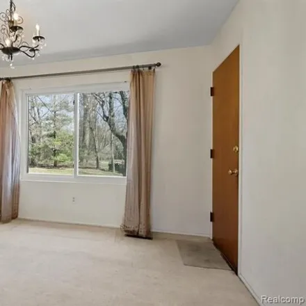 Image 9 - 6961 Sandalwood Drive, Bloomfield Township, MI 48301, USA - House for sale