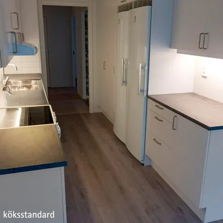 Rent this 3 bed apartment on Nedre Borgmästargatan in 591 30 Motala, Sweden