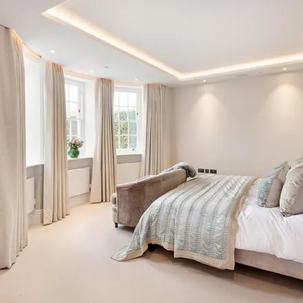 Rent this 6 bed apartment on 30 Chelsea Square in London, SW3 6LQ