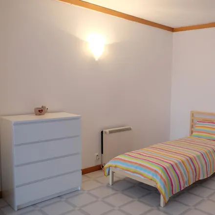 Rent this 3 bed room on Rua Fernão de Magalhães 45 in 2775-584 Cascais, Portugal