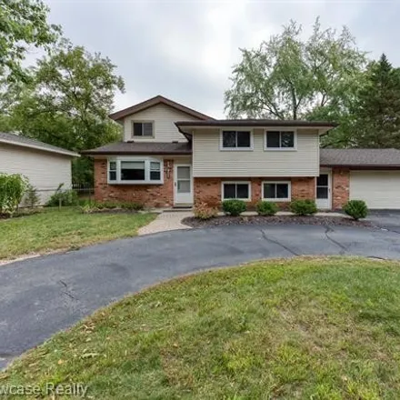 Image 4 - 2260 Benstein Road, Wolverine Lake, Commerce Township, MI 48390, USA - House for sale