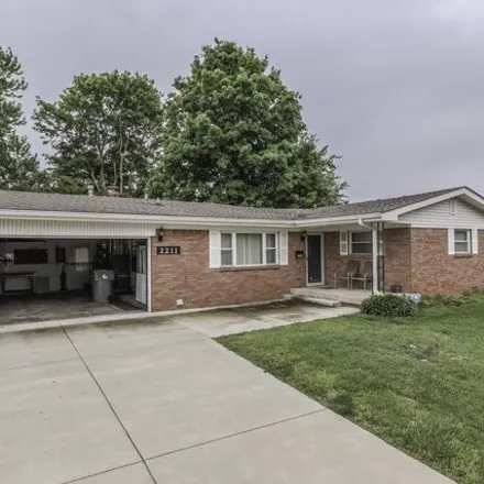 Image 3 - 2211 Radcliffe Avenue, Indianapolis, IN 46227, USA - House for sale