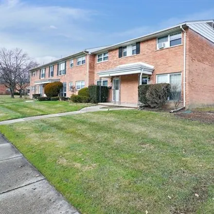 Buy this 2 bed condo on 2814 West 13 Mile Road in Royal Oak, MI 48073